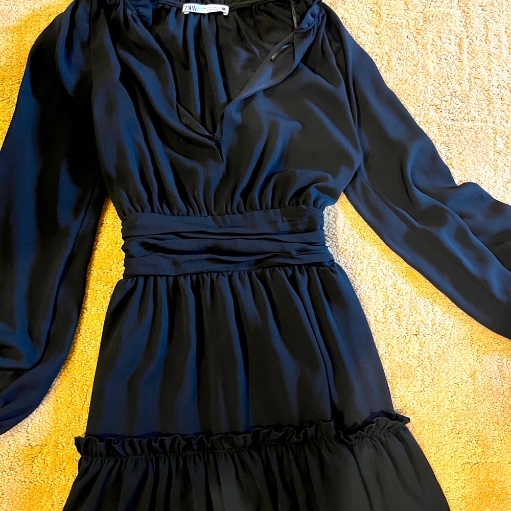 Zara LBD! Hits just above the knee. Small fray at the “V”